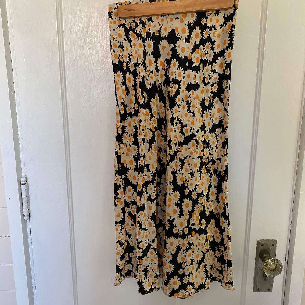 Réalisation Par Black Midi Skirt with Cream & Yellow Daisy Print